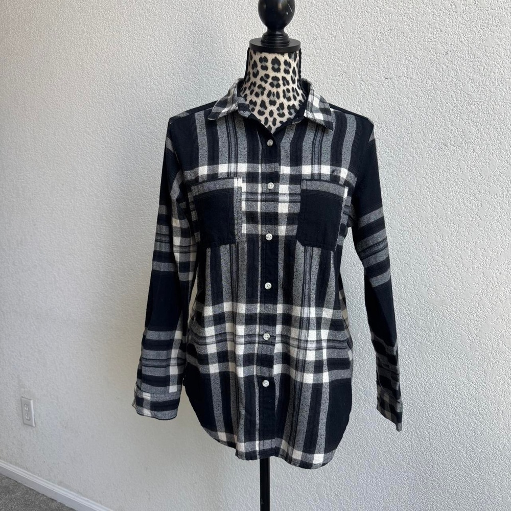 Mossimo black, white, and gray plaid flannel shirt in size S